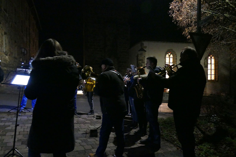 Die Naumburger Stadtkapelle spielt vor der Christmette weihnachtliche Lieder